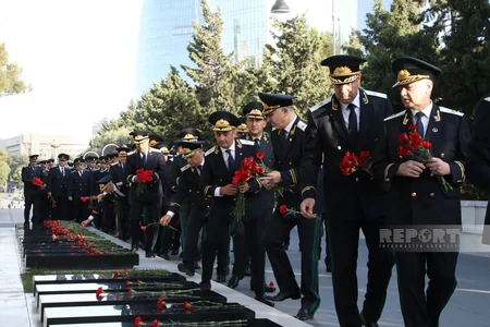 Kamran Əliyev prokurorluq işçilərinin peşə bayramı münasibətilə Fəxri xiyabanı ziyarət edib