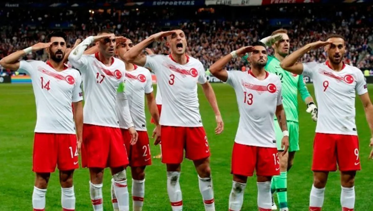 Fransa rejissorları Türkiyə millisinin əsgər salamını nümayiş etdirməyiblər