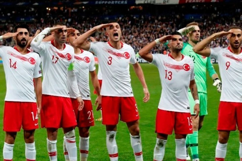 Fransa rejissorları Türkiyə millisinin əsgər salamını nümayiş etdirməyiblər