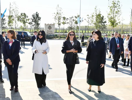 TDT ölkələrinin birinci xanımları “Əbədi şəhər” tarixi-etnoqrafik kompleksi ilə tanış olub