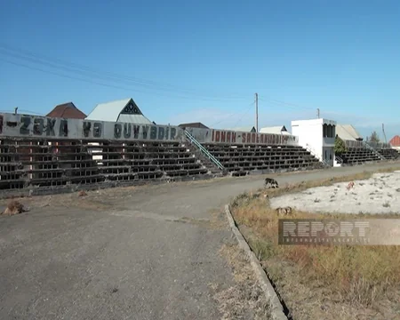 Ucarın mərkəzi stadionunda oturacaqlar dağılıb, yardımçı bina talan edilib