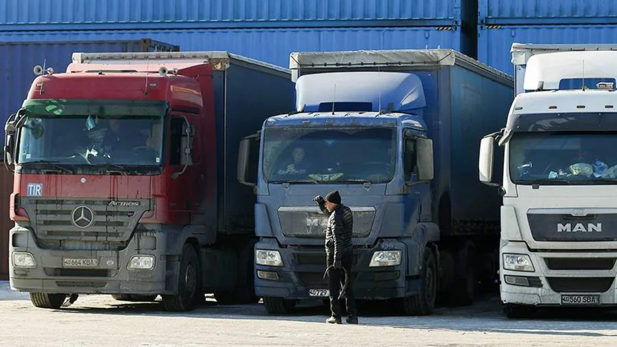 Казахстан задерживает российские грузовики с товарами из ЕС