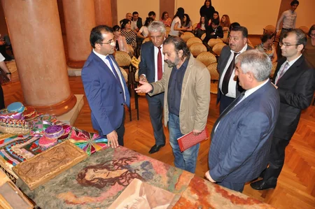 “Unudulmaqda olan xalq yaradıcılıq nümunələrinin bərpası mövzusunda konfrans keçirilib