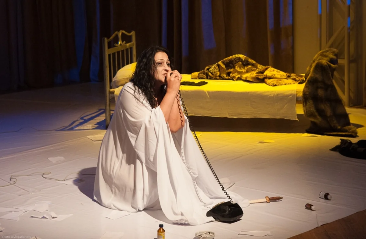 Akademik Milli Dram Teatrında “İnsan səsi” tamaşası nümayiş olunub