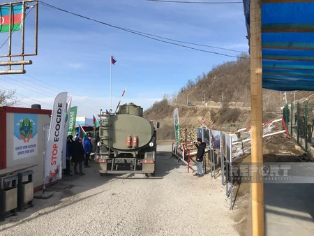 Total of 30 vehicles of peacekeepers move freely through Khankandi-Lachin road