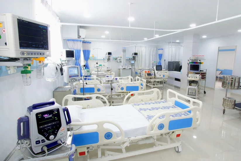 Bakıda 14 yaşlı qız eyvandan paltar asarkən yıxılaraq ağır xəsarət alıb
