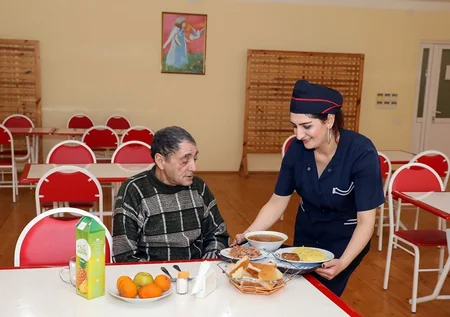 Küçədə qalan Bakı sakini sığınacağa yerləşdirildi - FOTO