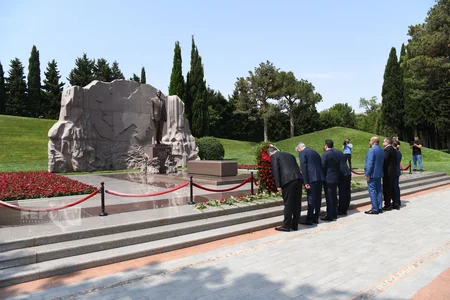 XİN rəhbərliyi Fəxri Xiyabanda Heydər Əliyevin məzarını ziyarət edib