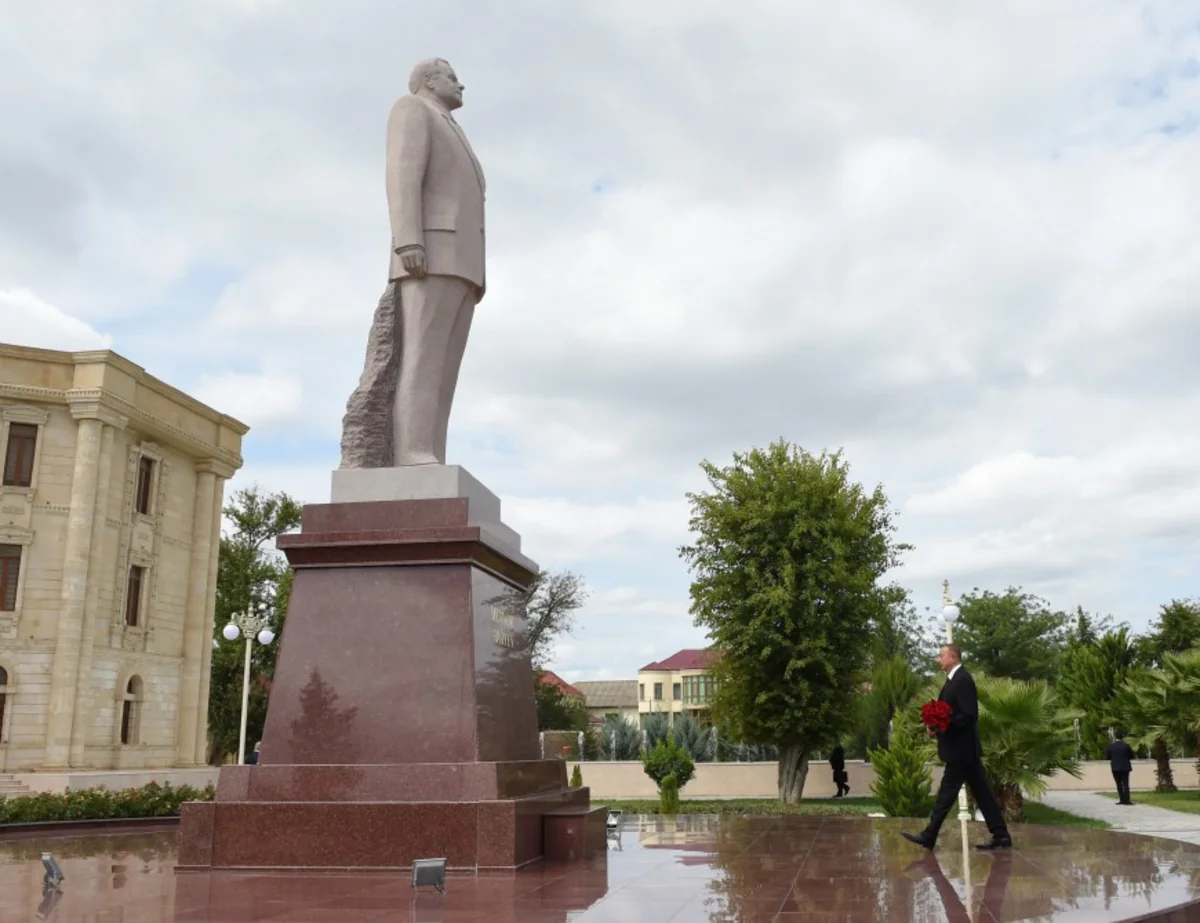 Prezident İlham Əliyev Salyan rayonuna səfərə gedib