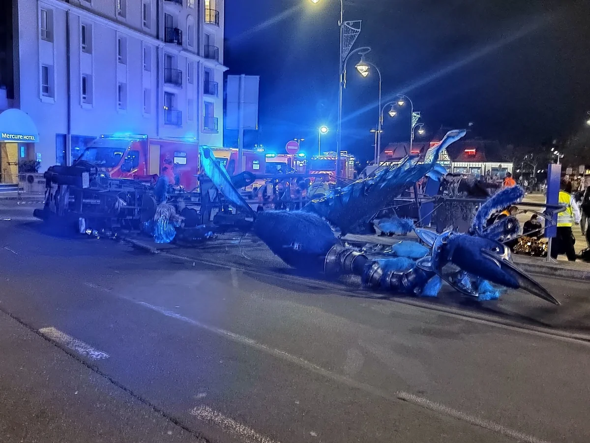 Fransanın şimalında dəmir quş fiqurunun izdihama düşməsi nəticəsində 13 nəfər yaralanıb