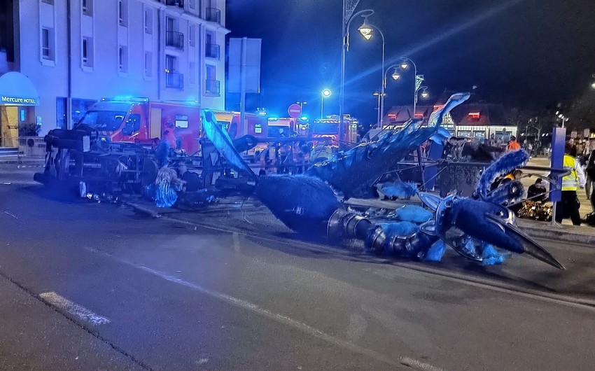 Fransanın şimalında dəmir quş fiqurunun izdihama düşməsi nəticəsində 13 nəfər yaralanıb