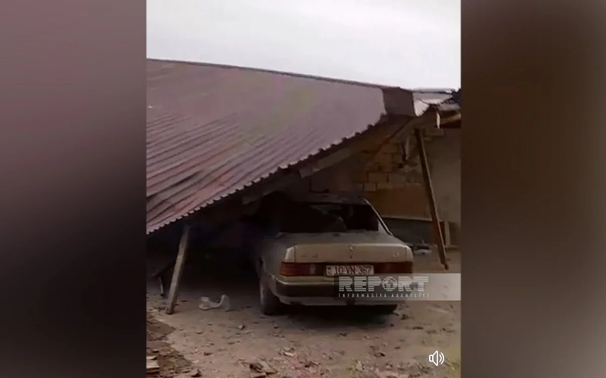 Salyanda güclü külək yaşayış binasının dam örtüyünü uçurub