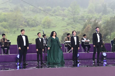 İlham Əliyev və Mehriban Əliyeva Şuşada Beynəlxalq Folklor Festivalının açılışında iştirak ediblər - YENİLƏNİB