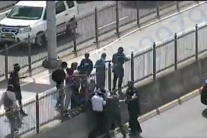 В Нью-Йорке протестующие напали на полицейских