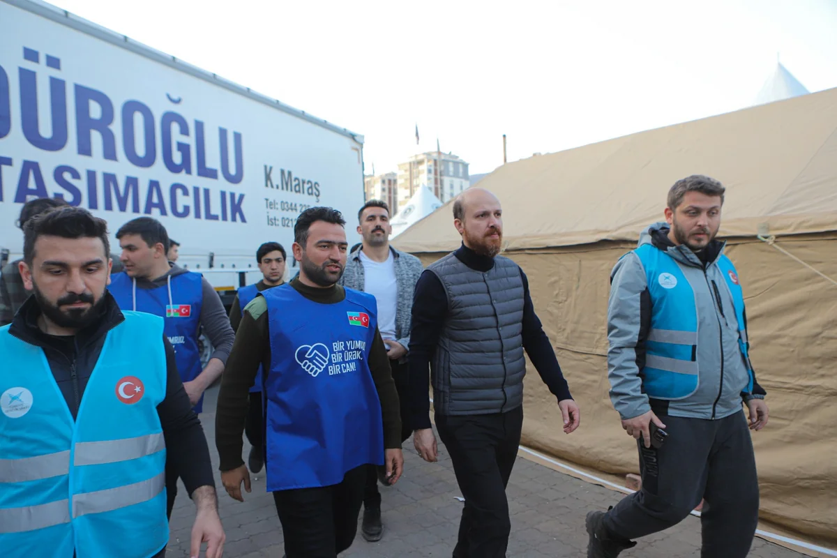 Bilal Ərdoğan Azərbaycan könüllülərinin Türkiyədəki düşərgəsinə baş çəkib
