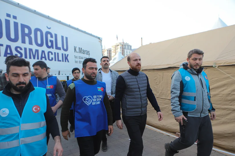 Bilal Ərdoğan Azərbaycan könüllülərinin Türkiyədəki düşərgəsinə baş çəkib