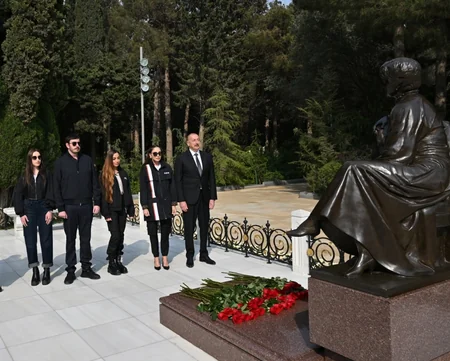 İlham Əliyev, Mehriban Əliyeva və ailə üzvləri Heydər Əliyevin Fəxri xiyabanda məzarını ziyarət ediblər