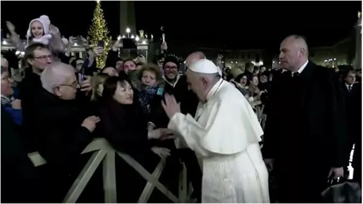 Roma Papası qadını vurduğuna görə üzr istəyib
