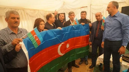 Parlament jurnalistləri cəbhə bölgəsində bayraq aksiyası keçiriblər - FOTOREPORTAJ