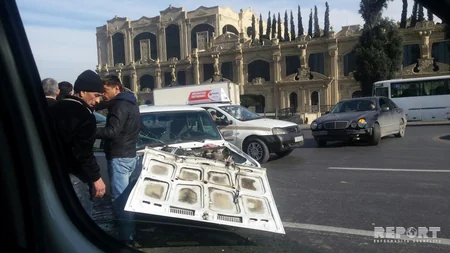 Bakıda sərnişin avtobusu qəzaya uğrayıb - FOTO
