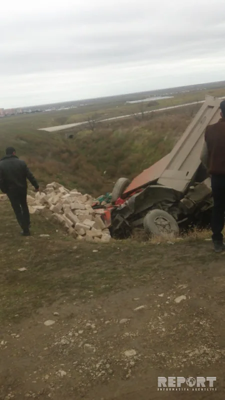 Şabranda daşla dolu KamAz dərəyə aşıb - FOTO