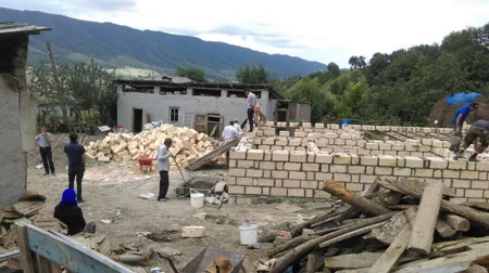 Polis rəisi sakinin evini təmir etdirib