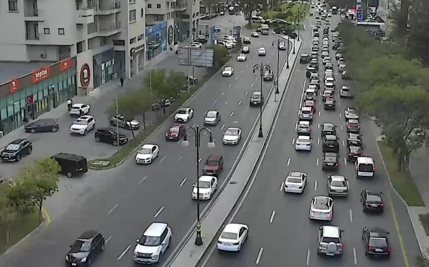 Bakının 10 yolunda tıxac yaranıb - SİYAHI 