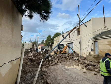 Bakıda məktəbin hasarı uçub, tədris müvəqqəti dayandırılıb