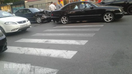 Bakıda iki minik maşını toqquşub, yolda tıxac yaranıb - FOTO