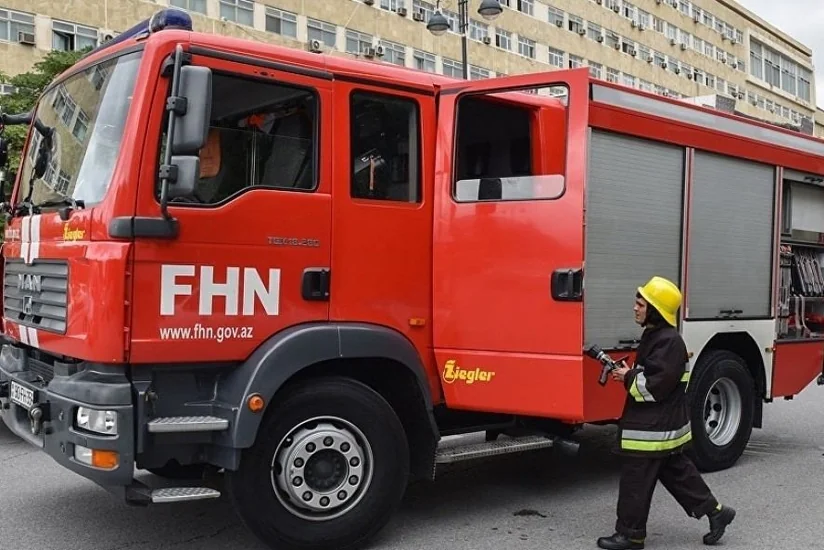 В Баку возник пожар в многоэтажном доме, жители эвакуированы