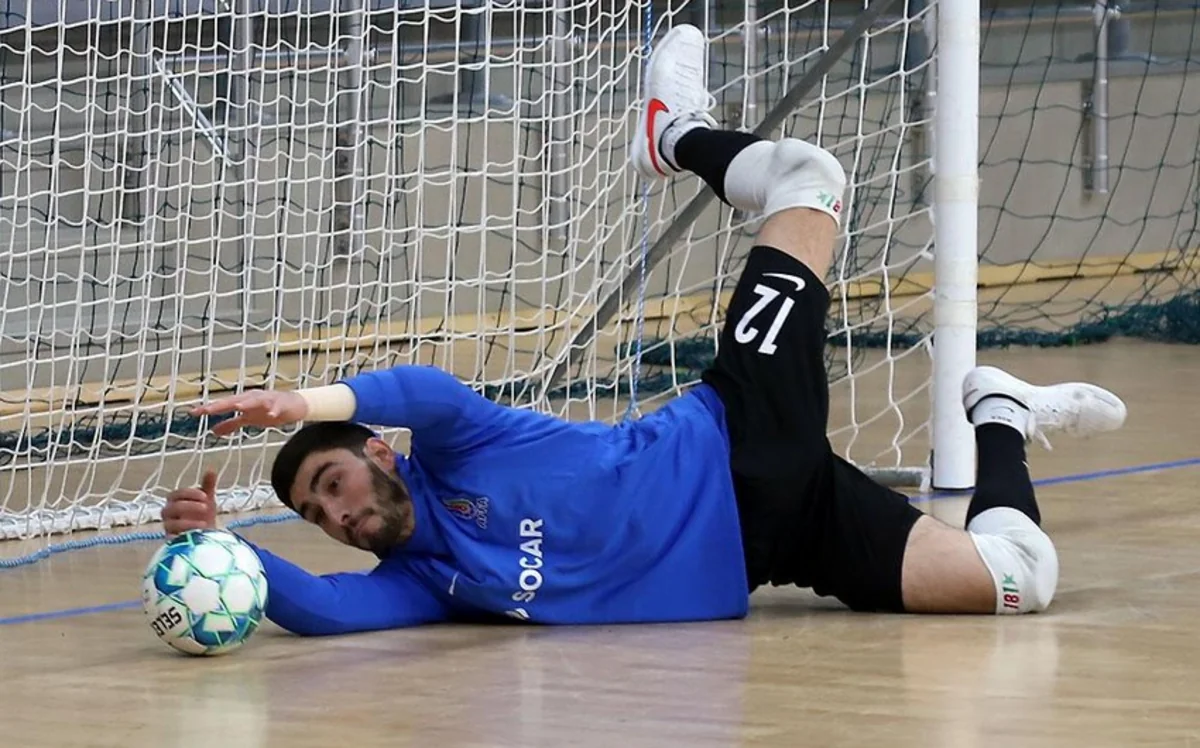 Достойный поступок голкипера сборной Азербайджана - ВИДЕО