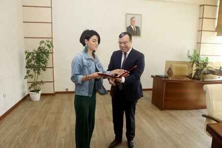 Nazir ali məktəblərə daxil olan sağlamlıq imkanları məhdud gənclərlə görüşub