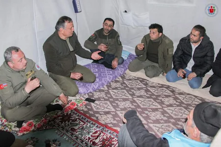 Azərbaycanın könüllü həkimləri ilə iş adamı Kahramanmaraşın daha bir bölgəsində yeməklər paylayıb - YENİLƏNİB
