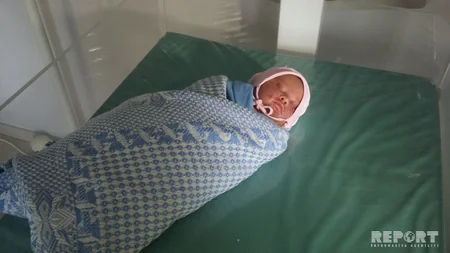 Bərdə xəstəxanasının qarşısına atılan körpənin evdə doğulduğu məlum olub - FOTO