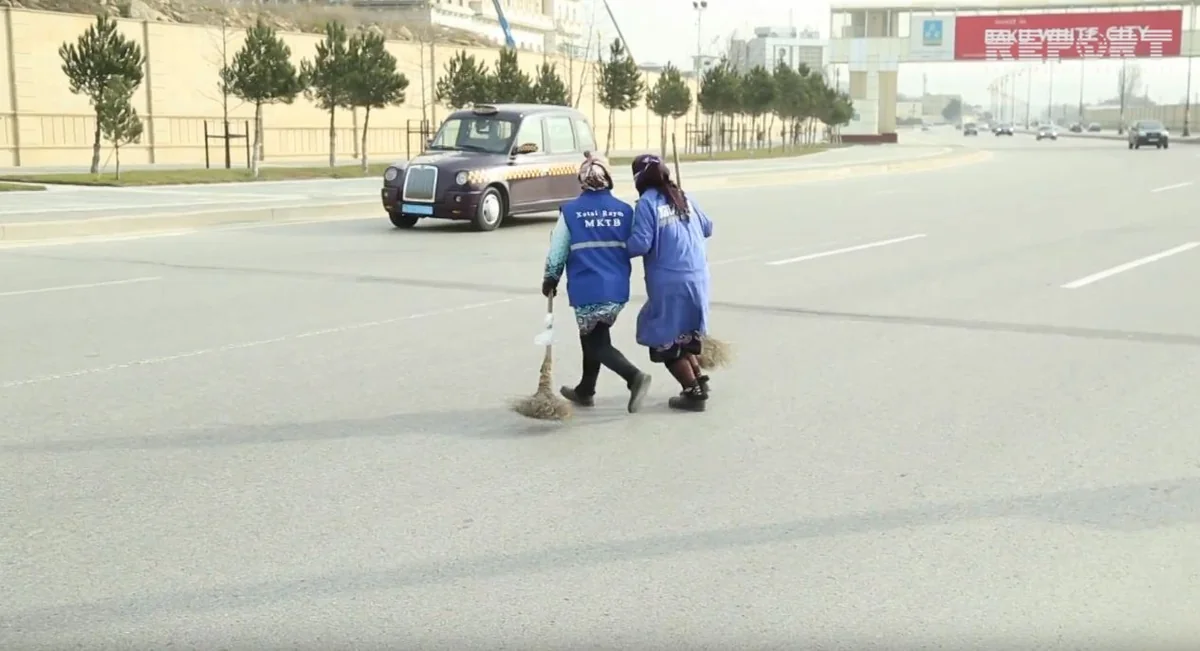 Bakının avtomobil yollarını süpürənlər - VİDEOREPORTAJ