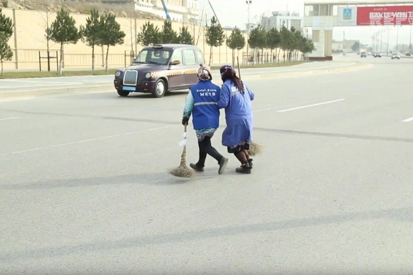 Bakının avtomobil yollarını süpürənlər - VİDEOREPORTAJ
