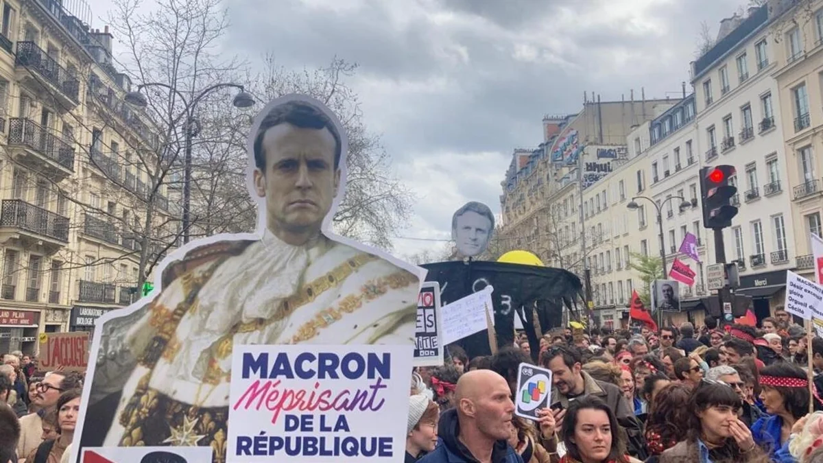 В центре Парижа тысячи человек проводят акцию протеста, требуя отставки Макрона