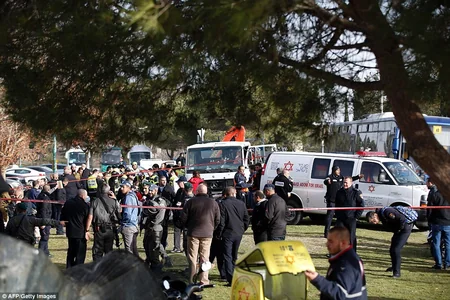 Yerusəlimdə sürücü yük maşınını əsgərlərin üstünə sürüb: 4 ölü, 13 yaralı - VİDEO