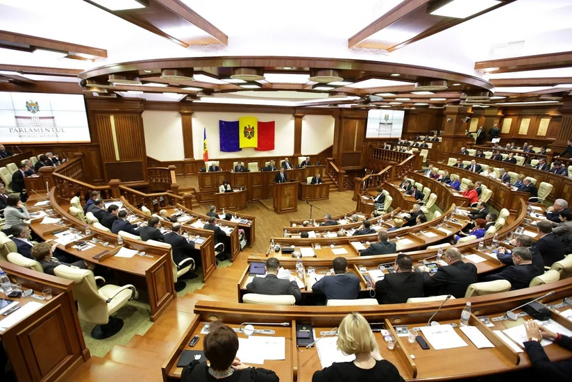 Парламент Молдовы пикетируют сотни противников изменения системы выборов