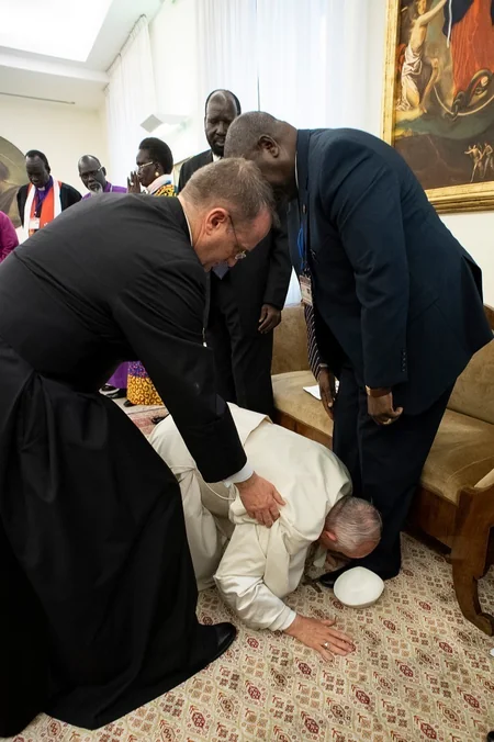 Pope Francis knelt and kissed feet of South Sudan’s leaders to encourage peace - PHOTO - VIDEO