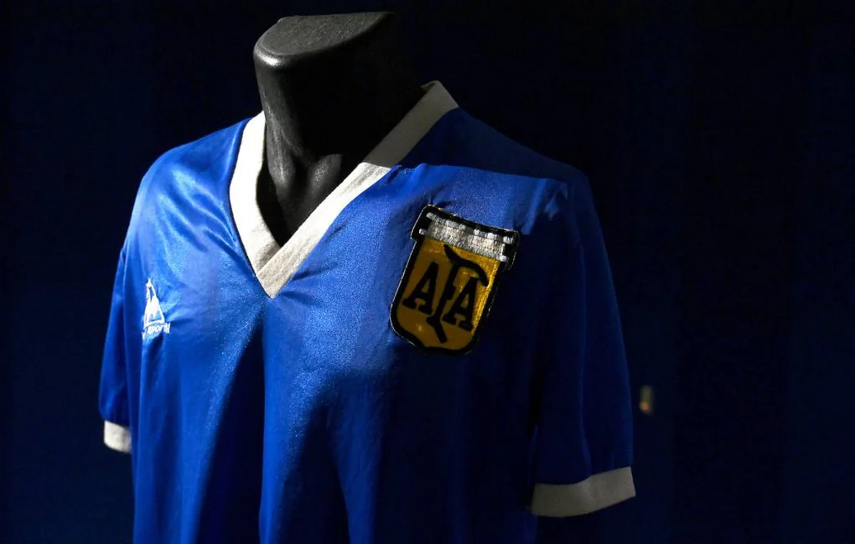 Maradonanın məşhur oyunda geyindiyi forma rekord qiymətə satılıb