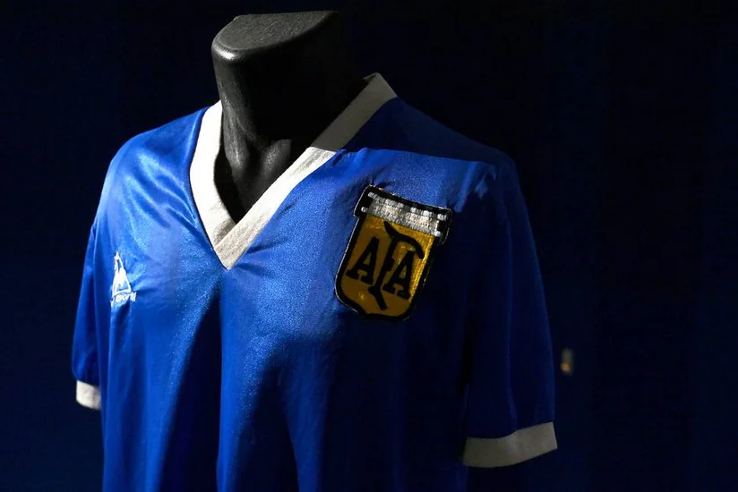 Maradonanın məşhur oyunda geyindiyi forma rekord qiymətə satılıb