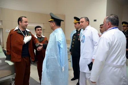 ​Müdafiə naziri Silahlı Qüvvələrin Baş Klinik Hospitalında olub