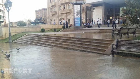 Metronun “Nizami” stansiyasının qarşısını su basıb - FOTO