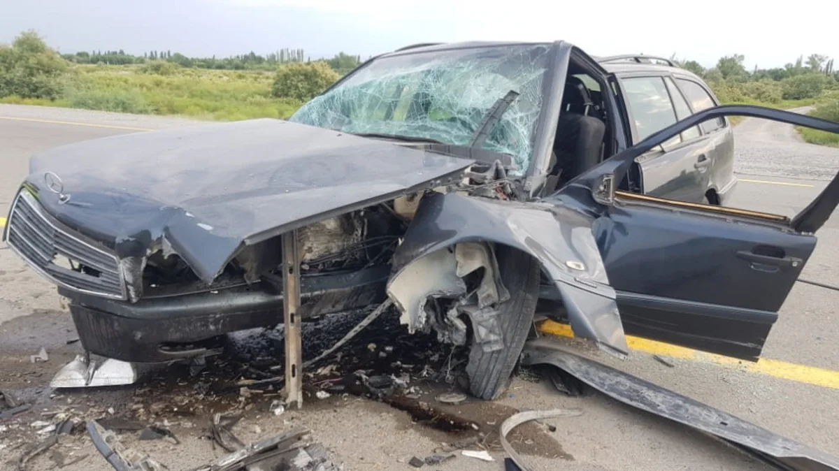 Avtomobil arakəsməyə çırpıldı, 4 nəfər xəsarət aldı