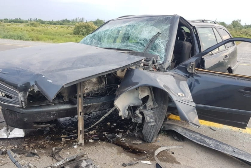 Avtomobil arakəsməyə çırpıldı, 4 nəfər xəsarət aldı