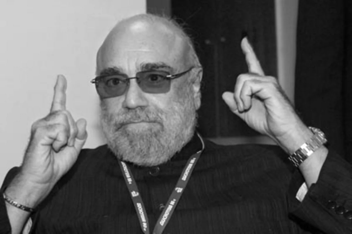 ​Yunanıstanın məşhur müğənnisi dünyasını dəyişib