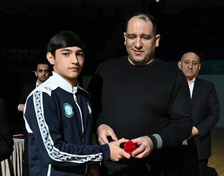 Fərid Qayıbov beynəlxalq yarışlarda uğur qazanan idmançılarla görüşüb