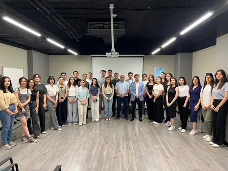 “Digital Diplomatlar” layihəsi: Müxtəlif görüşlərin iştirakçısı olan gənclər Reporta da infotur ediblər