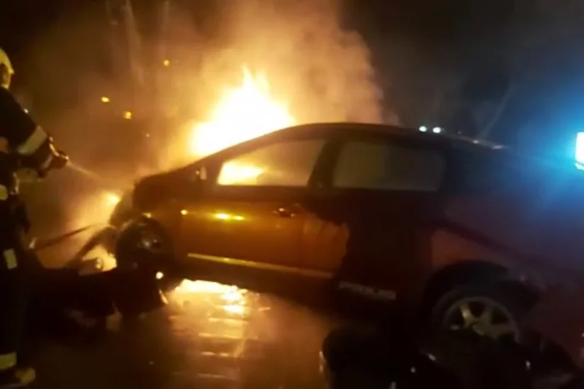 В Баку загорелся автомобиль